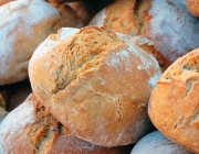 Muntanya de pans de pagès fets amb farina de blat. Font: Couleur (Pixabay)