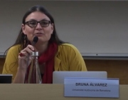 Bruna Álvarez durant la intervenció en unes jornades celebrades a la Universitat Autònoma de Barcelona (UAB). Font: UAB