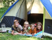 Infants a un campament Font: 
