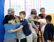 Les sessions d'Art Salut de Plàudite Teatre esdevenen un espai de trobada entre gent gran i infants i joves. Font: MB Pozo Ruiz - Plàudite Teatre