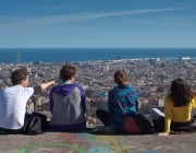 4 joves amb Barcelona de fons