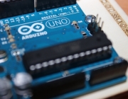 Construeix prototips electrònics amb Arduino. 