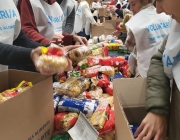El voluntariat segueix actiu fent la classificació dels aliments recollits durant el Gran Recapte. Font: Banc dels Aliments Barcelona