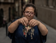 Una dona agafa diverses claus amb les mans, fotografia que encapçala l