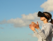 Dona amb visor de realitat virtual. Llicència CC0: https://www.pexels.com/photo-license/ Font: Bradley Hook (Pexels)