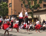 Imatge de la colla de joves de Martorelles a Santa Perpetua de Mogoda durant una actuació. Font: Agrupació Ball de Gitanes de Martorelles