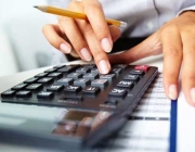 Calculadora i mans de comptable;Font:Infocif.es Font: 