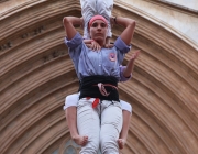 Dona castellera al pilar de la Colla Jove Xiquets de Tarragona davant la Catedral de Tarragona. Font: Pere Toda - Coordinadora de Colles Castelleres de Catalunya