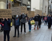 Arrels Sant Ignasi reivindica el dret a l’habitatge amb una cadena humana a la Plaça Paeria.  Font: Coordinadora ONGD Lleida