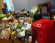 Un voluntari de la Creu Roja guardant joguines recollides Font: Creu Roja