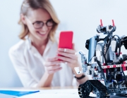 Dona treballant amb un robot Font: Tertúlia Digital