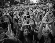 Un grup d'activistes alçant els braços per mostrar el símbol feminista Font: Twitter de Dones Juristes