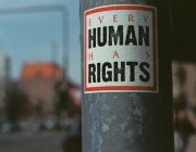 La Declaració Universal dels Drets Humans reconeix que "tots els éssers humans neixen lliures i iguals en dignitat i en drets". Font: CC Unsplash