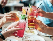 Un grup d'amigues brindant amb begudes alcohòliques refrescants. Font: Bridgesward (Pixabay)