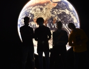 Quatre participants a l'exposició de Mart del CCCB. Font: Punt de Referència