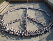 El símbol de la pau al pati de l'escola. Font: web de l'escola Vedruna de Sallent Font: 