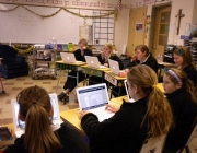 Ecolars en un centre d'ensenyament treballant amb els ordinadors Font: 