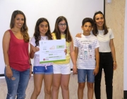 Els i les joves cooperativistes van lliurar els talons a les entitats beneficiàries Font: Ajuntament de Martorell