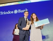 Estrella Galán, secretària general de CEAR recollint el premi. Font: Triodos bank Font: 