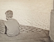 Nen assegut al carrer. Font: Europa Press Font: 