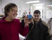 L'Eva i el Pablo mostren un cub de Rubik que han fet amb fabricació digital al taller maker d'Estimia. Font: Carla Fajardo Martín