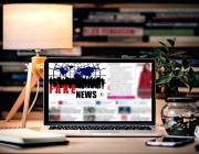 Un ordinador portàtil amb un cercador de notícies obert i una finestra amb el missatge 'fake news'. Font: NoName_13 (Pixabay)