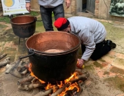 Preparació de la sopa de Verges d'enguany. Font: Xarxes socials de la Federació d'Escudelles, Ranxos i Sopes Històriques de Catalunya