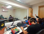 Participants de la Fundació Àmbit Prevenció gravant el podcast 'El lado oscuro del Raval' a la cooperativa Colectic. Font: Fundació Àmbit Prevenció
