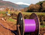 Imatge d'una de les operacions de desplegament de fibra òptica en una zona rural.  Font: Gencat