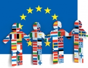 Imatge bandera Unió Europea amb ninots donant-se les mans Font: 