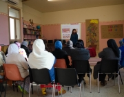 Aula amb dones fent formació. Font: Càritas Girona Font: 