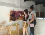 Dues usuàries del Projecte Claudel en el taller de grafiti que es va celebrar després de la visita a l'exposició 'Banksy. The art of protest', aquest estiu de 2021. Font: Associació In Via