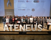 Foto de família amb les guardonades durant la 33a edició dels Premis Ateneus. Font: Toni Galito