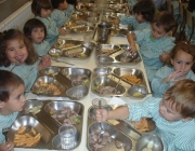 Infants a un menjador escolar Font: 