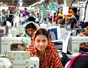 Treballadores tèxtils en una fàbrica de Bangladesh. Font: Solidarity Center, CC BY 2.0 <https://creativecommons.org/licenses/by/2.0>, via Wikimedia Commons