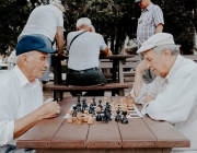 Dos homes grans juguen a escacs.  Font: Unsplash