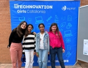 La tecnòloga Noelia Alvarez (a la dreta, de rosa), ambaixadora de 'Technovation Girls Catalonia', amb algunes de les participants en la iniciativa. Font: Noelia Alvarez. Font:  Noelia Alvarez