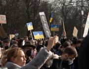 NOVACT ha llençat un informe en el qual es detallen les accions i actuacions de no-violència de la societat civil ucraïnesa per combatre l'exèrcit rus. Font: Llicència CC Unsplash