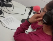 Una jove gravant a la ràdio comunitaria de Colectic. Font: Colectic
