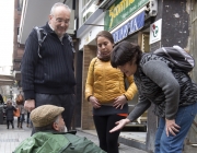 Equip de voluntaris visitant persones que viuen al carrer / Foto: Arrels Font: 