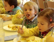 Imatge infants dinant al menjador. Font: web. fapac.cat  Font: 
