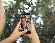 Dues noies graven un vídeo per Instagram. Font:  June Aye (Pixabay)