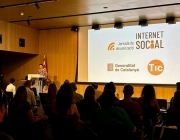Martina Mayrhofer, de l'oficina tècnica de la Xarxa Punt TIC, introduint la Jornada de Dinamització de la Internet Social 2023. Font: Colectic. Font: Colectic