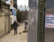 Una enganxina crítica amb Amazon en un carrer de Washington. Font: Mike Maguire (Wikimedia Commons)