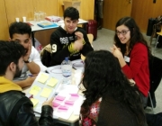 Grup de joves treballant en equip Font: 