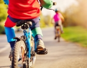Infants anant en bici per la ciutat per representar la tercera edició de la Kidical Mass. Font: Adobe Stocks