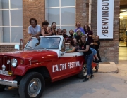 Les membres de l'equip de l'Altre Festival a les portes de la Fàbrica de Creació de la Fabra i Coats de Barcelona. Font: L'Altre Festival