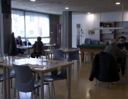 Ubicat al Centre Cívic de la Creu de Barberà, ofereix un servei de cafeteria i restaurant obert al públic Font: Marta Catena