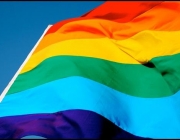 Imatge de la bandera representativa del col·lectiu LGBTI. Font: web burjassot.org Font: 