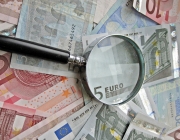 Lupa i bitllets d'euro. Font: Images_of_Money (Flickr) Font: 